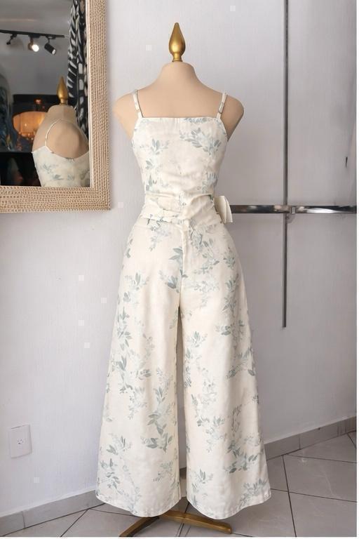 Set tirantes pantalón wide leg botánico vista frontal