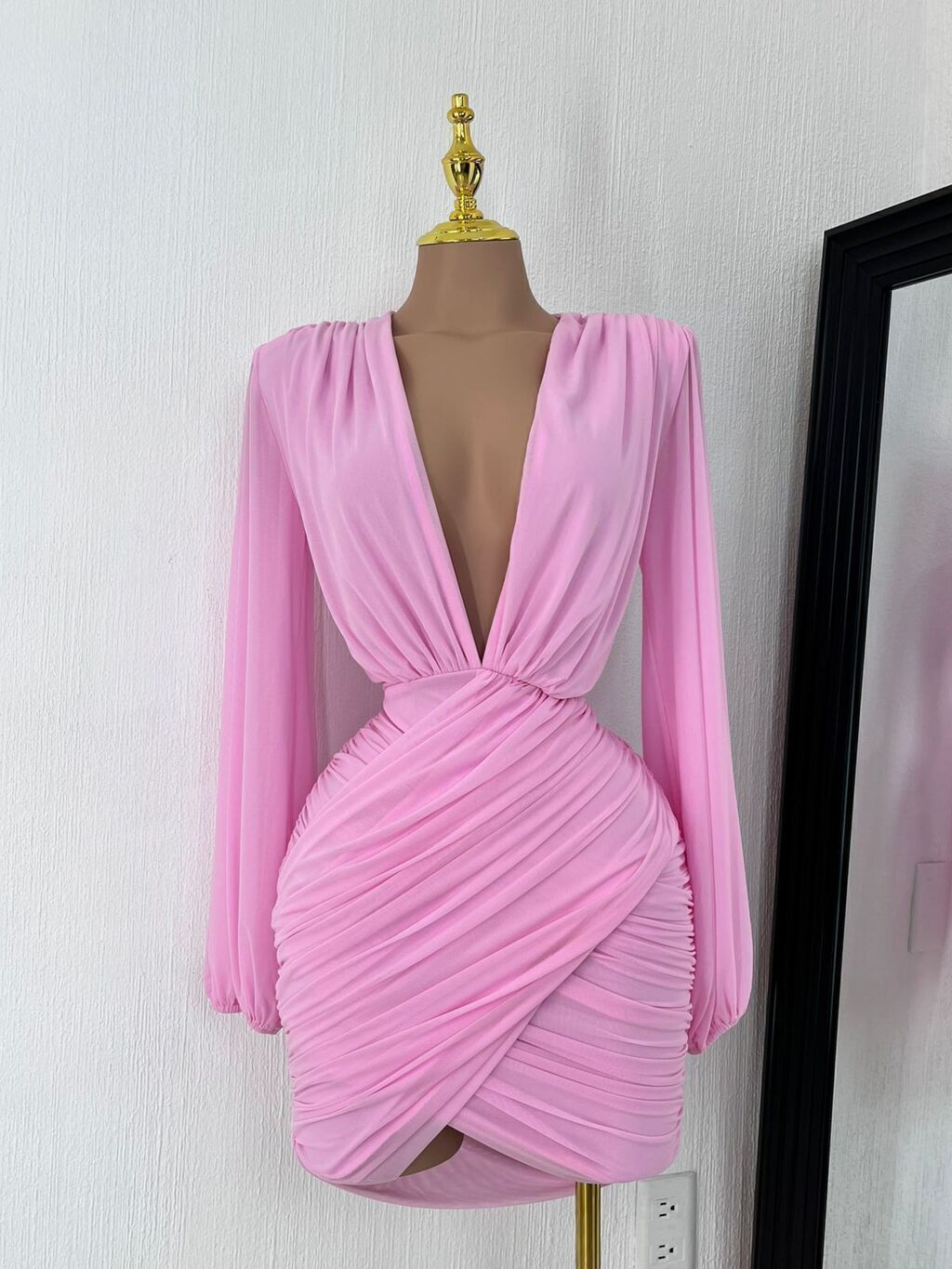 Vestido mini drapeado rosa blush detalle de drapeado