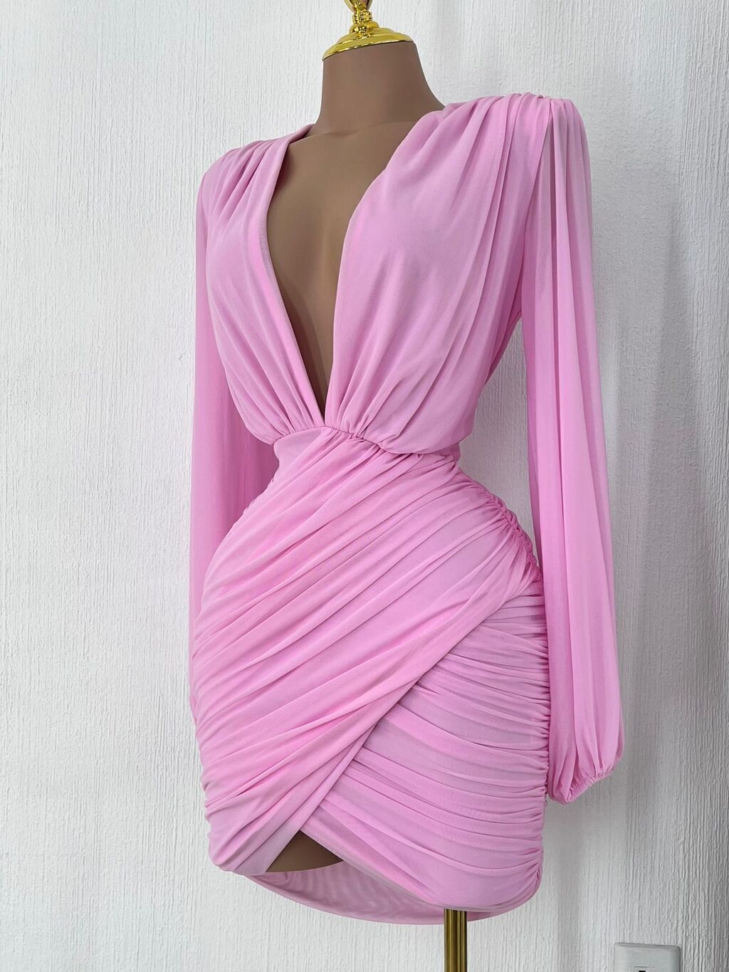 Vestido mini drapeado rosa blush vista frontal completa