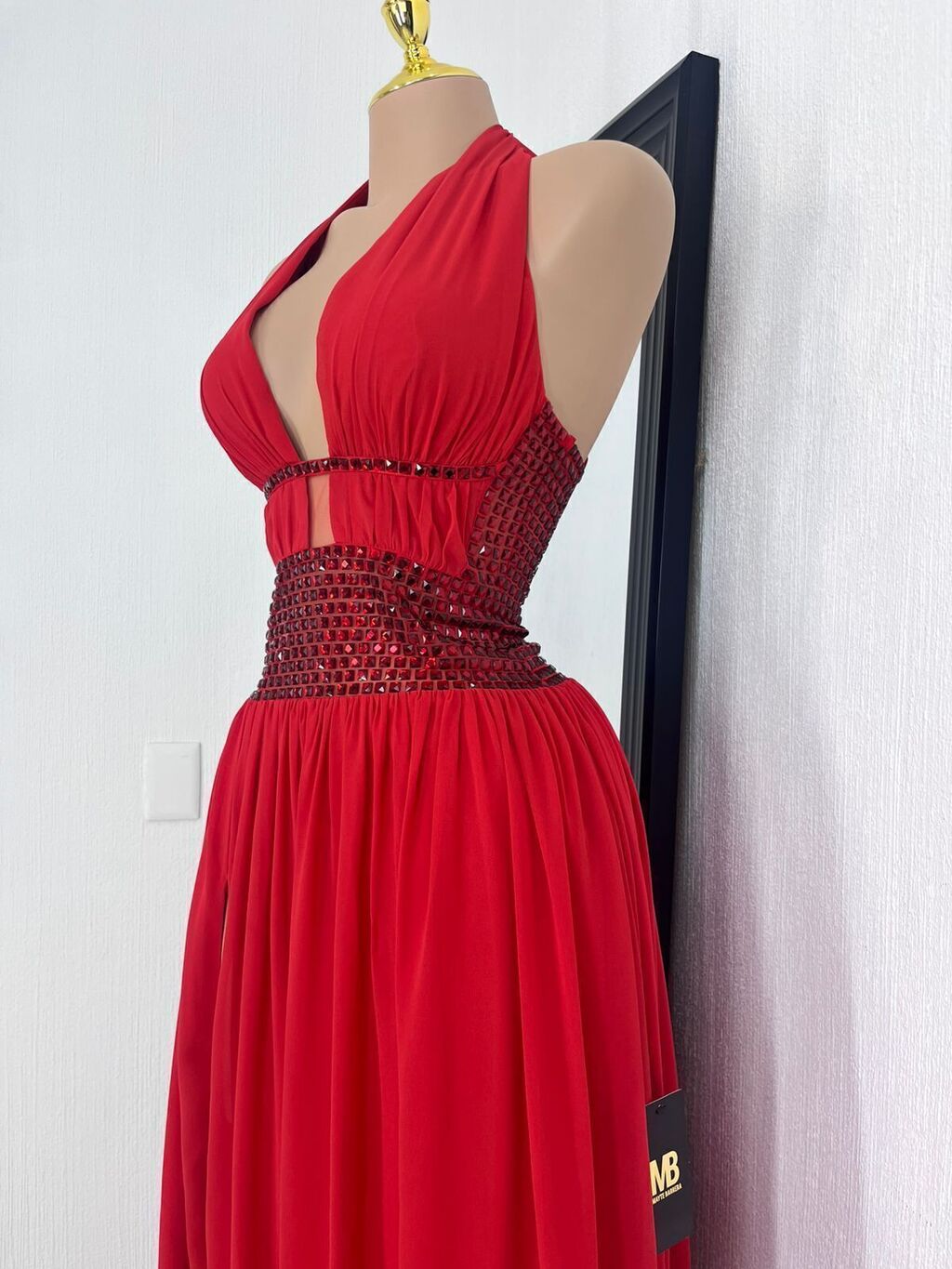 Vestido maxi escote profundo silueta completa elegante