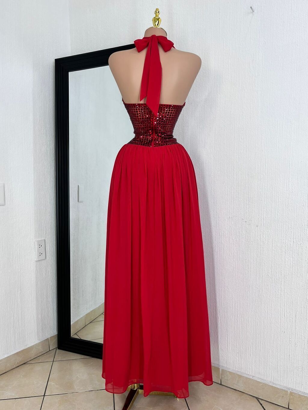 Vestido maxi espalda descubierta con cintura decorada detalle lateral