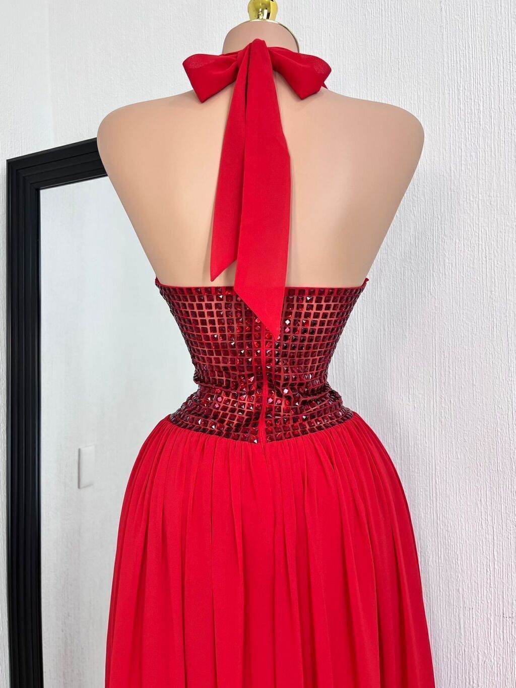 Vestido maxi espalda descubierta detalle de cintura decorada
