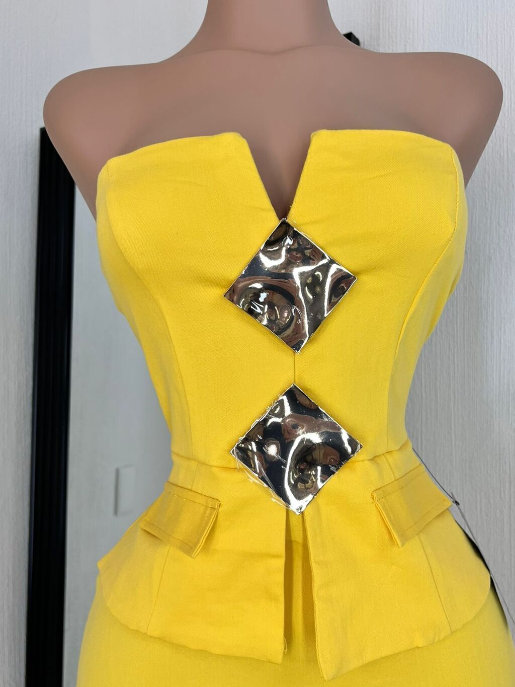 Vestido cocktail soleil luxe detalle de escote y tela