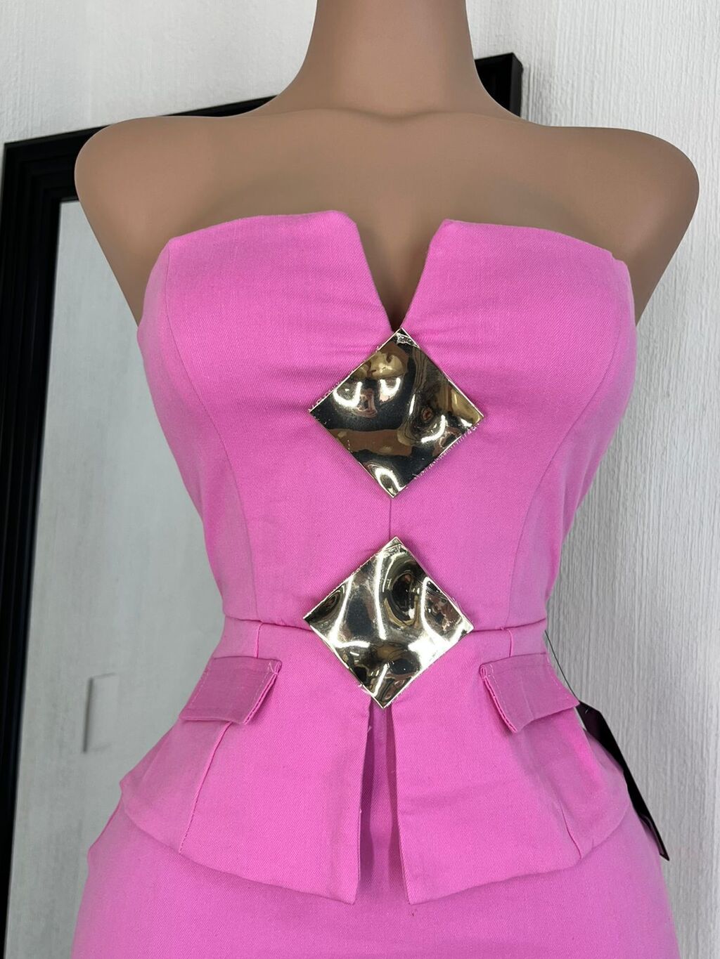 Vestido strapless rosa glamour dorado detalle de escote