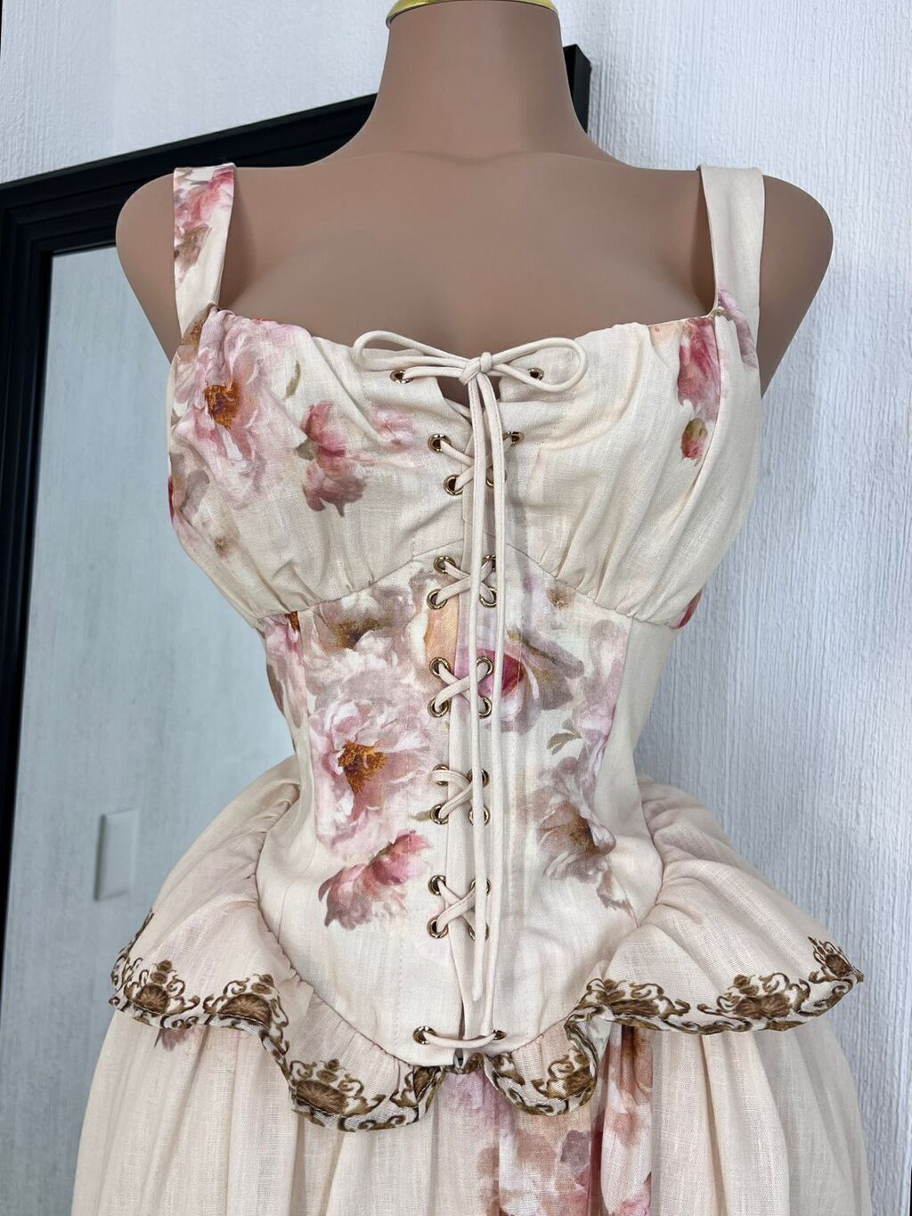 Vestido midi floral vintage detalle lateral y caída