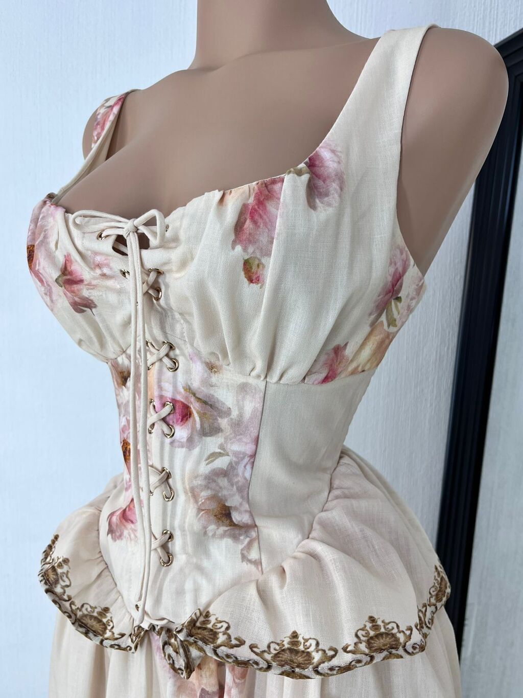 Vestido midi floral romance vintage detalle adicional MB Mayte Barrera