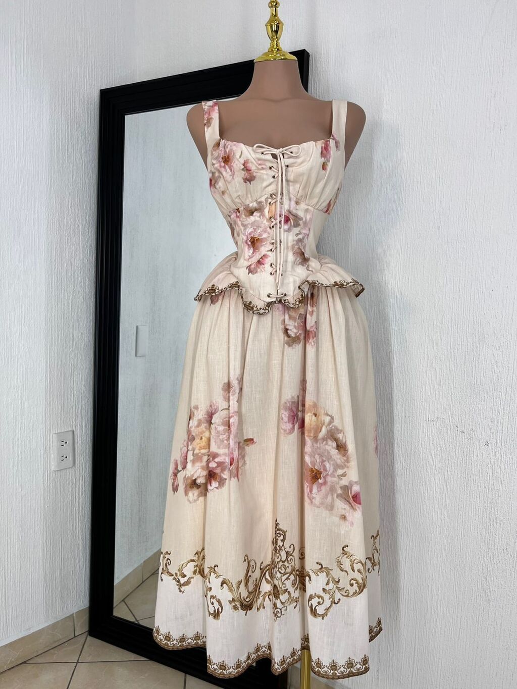 Vestido midi floral romance vintage vista frontal completa