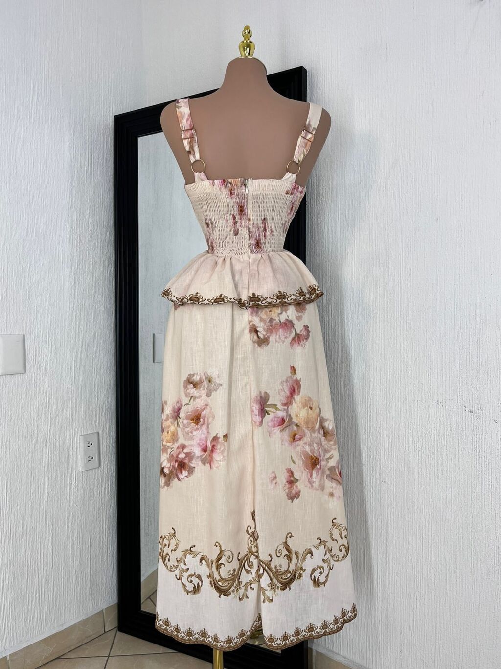 Vestido midi floral romance vintage detalle de estampado