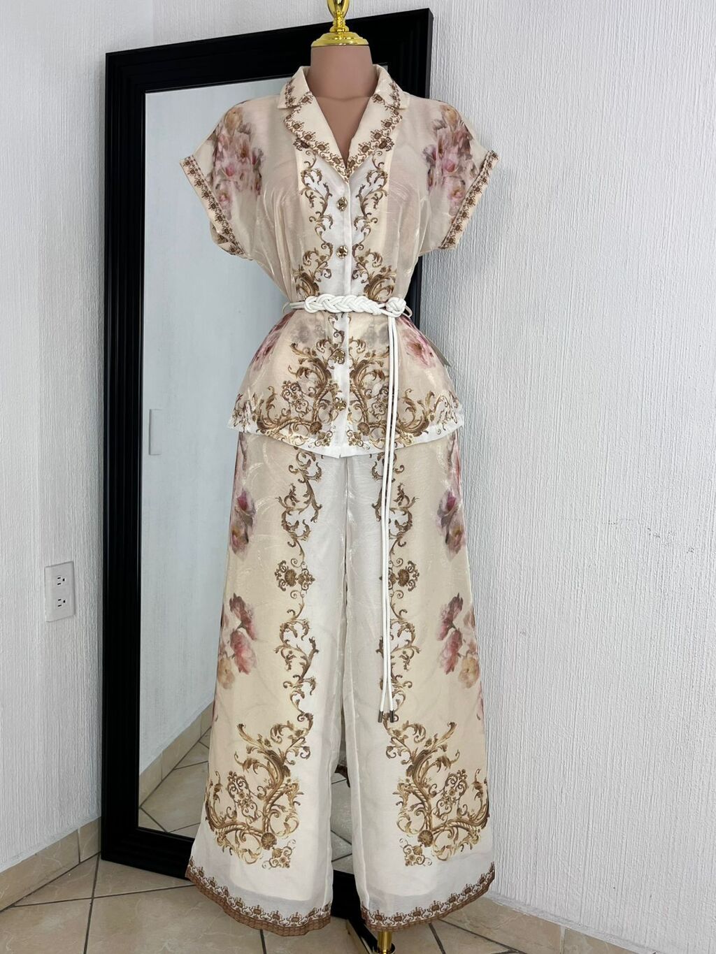 Set apricot multi barroco detalle de escote