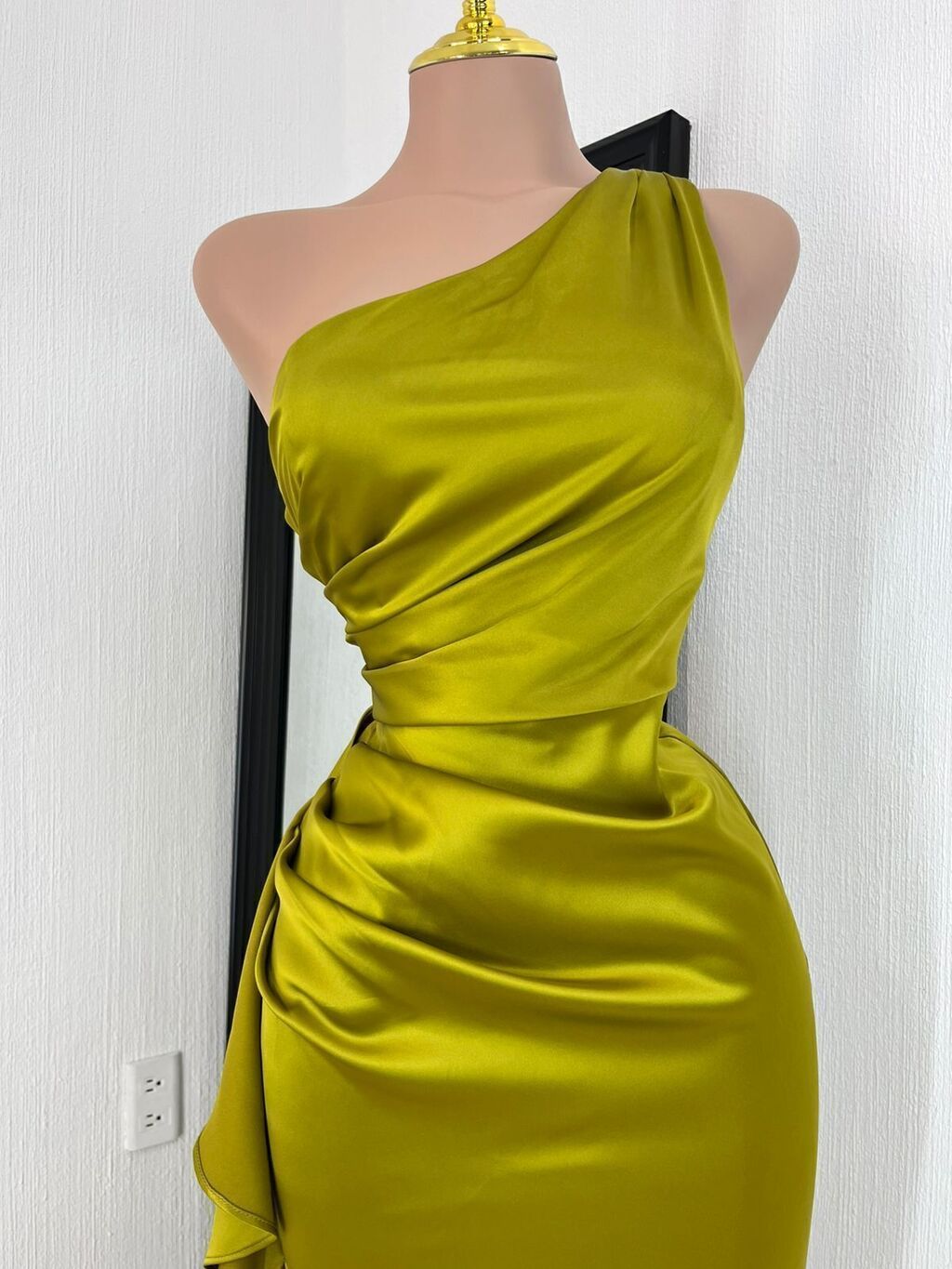 Vestido maxi satinado asimétrico verde lima look completo MB Mayte Barrera