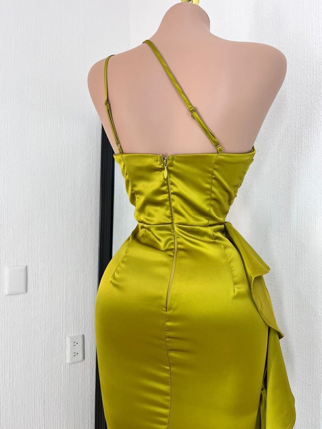Vestido maxi satinado asimétrico verde lima detalle de escote