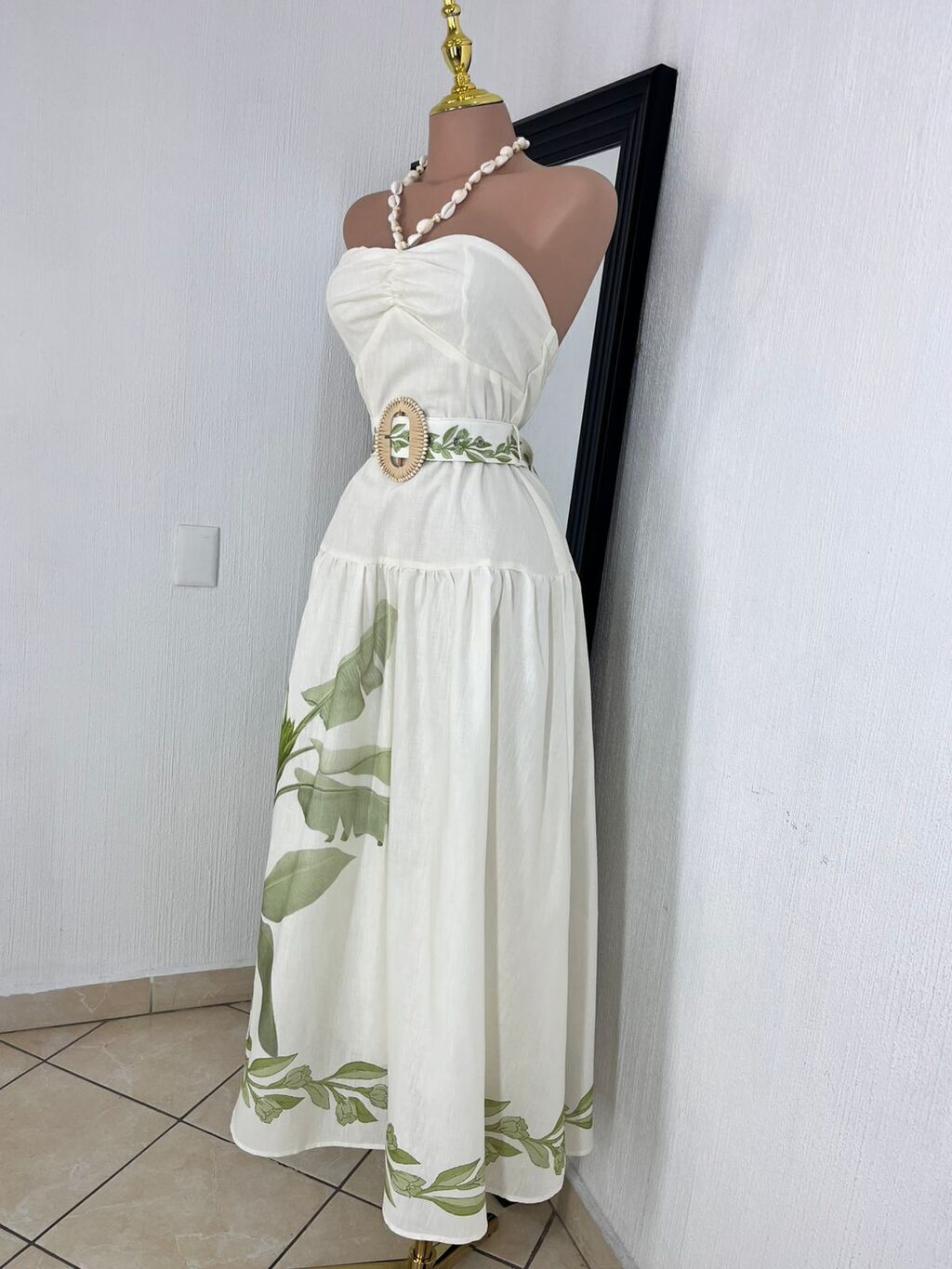 Vestido maxi tropical ivory silueta lateral elegante