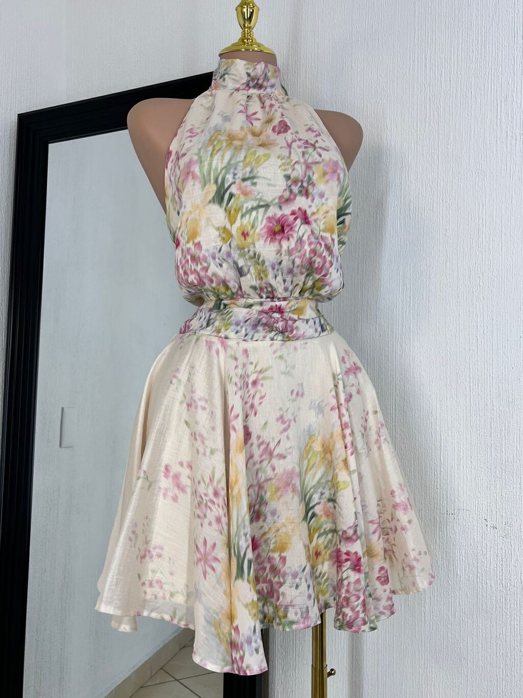 Vestido floral halter garden bloom detalle lateral