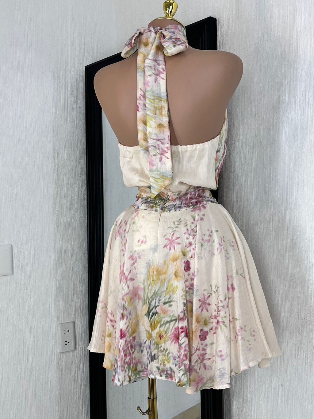 Vestido floral halter garden bloom detalle de escote halter