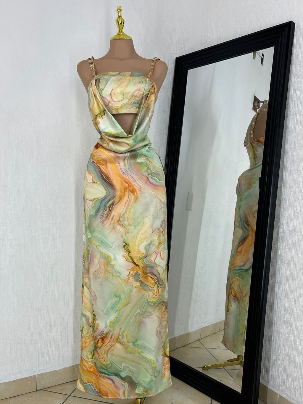 Vestido maxi satinado mármol MB Mayte Barrera look de noche