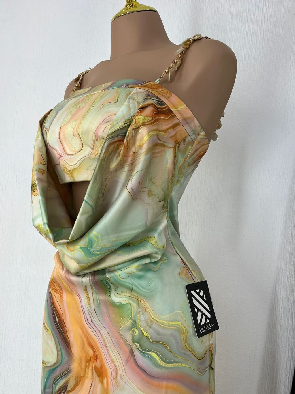 Vestido maxi estampado mármol detalle de escote drapeado
