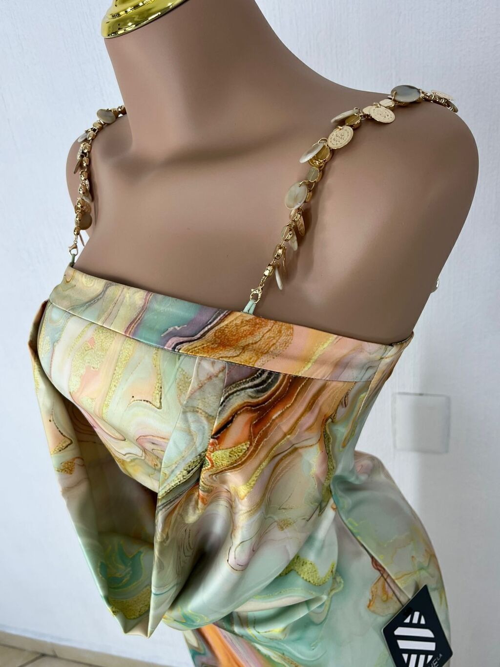 Vestido largo satinado mármol detalle de caída y tela