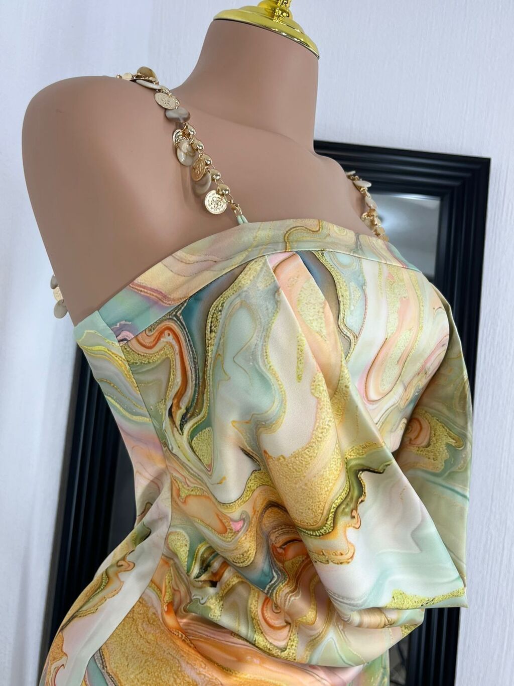Vestido maxi satinado mármol detalle de tela y acabado