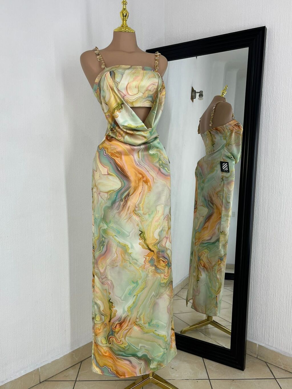 Vestido maxi satinado mármol vista trasera elegante