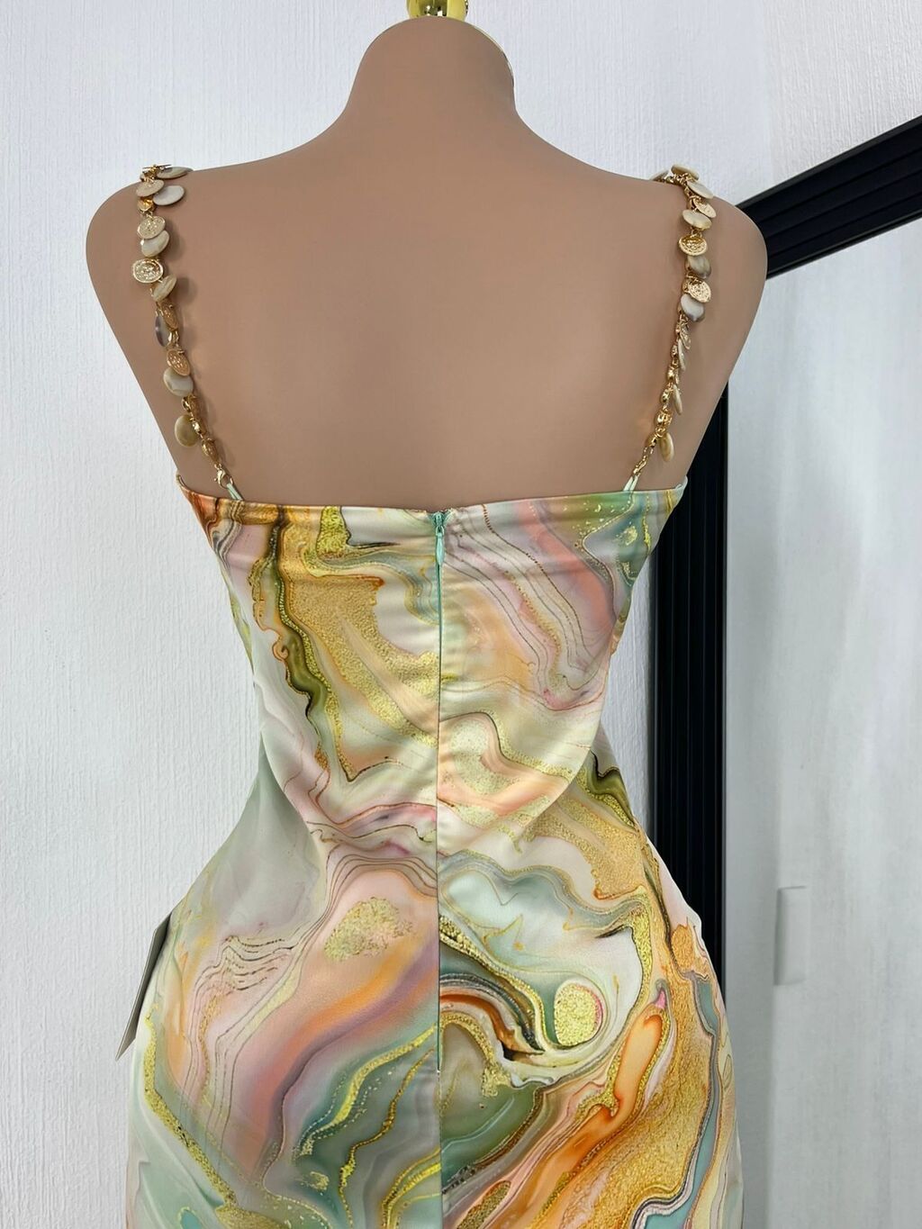 Vestido Maxi Satinado con Estampado Mármol y Escote Drapeado 261105