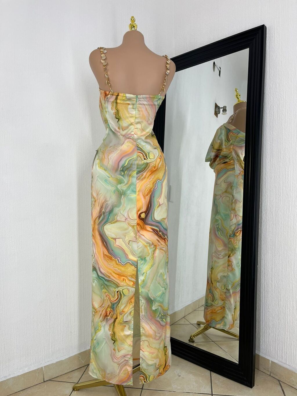 Vestido satinado mármol detalle de escote drapeado lateral