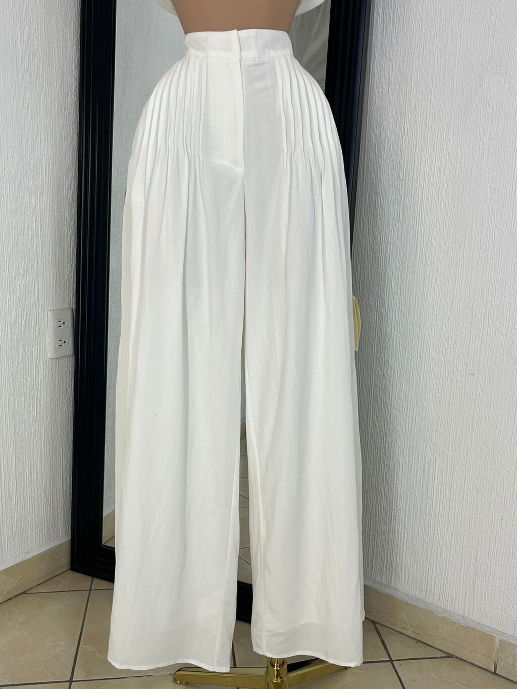 Set elegancia ivory detalle lateral silueta completa