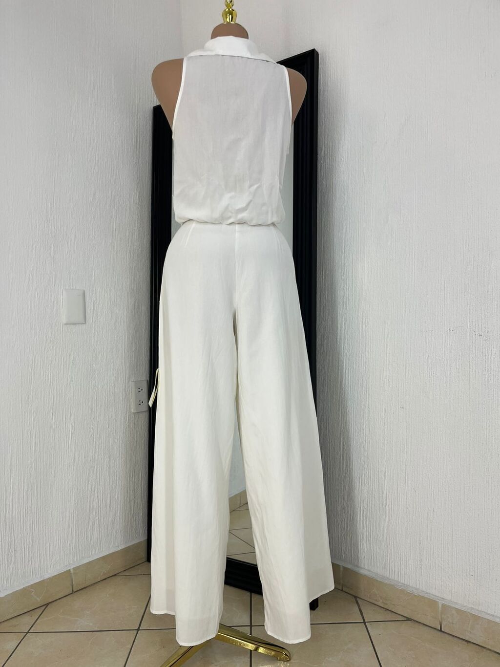 Conjunto ivory elegante detalle de falda y tela