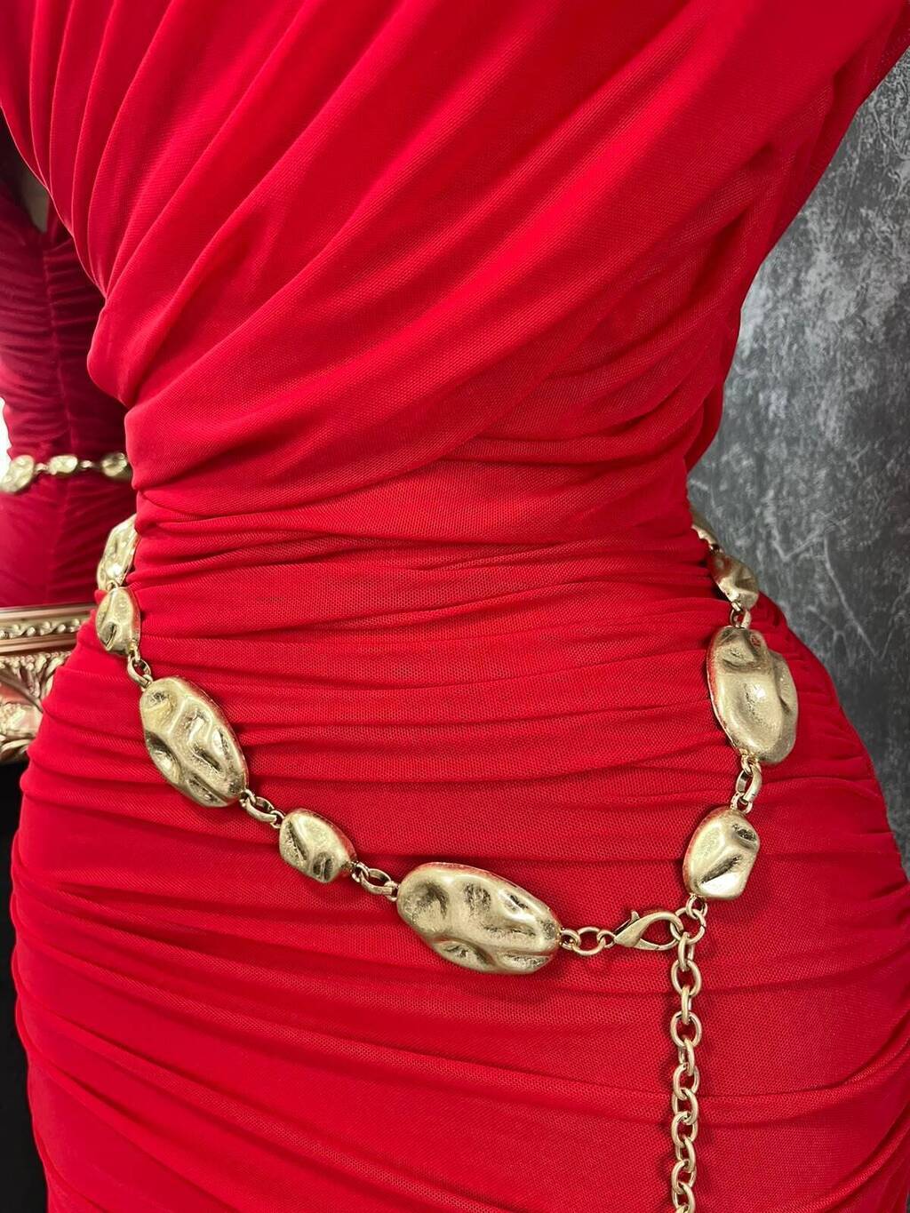 Cinturón metálico orgánico dorado detalle de diseño MB Mayte Barrera