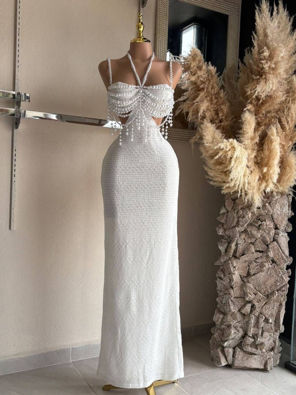 Vestido largo ivory elegante con perlas silueta completa