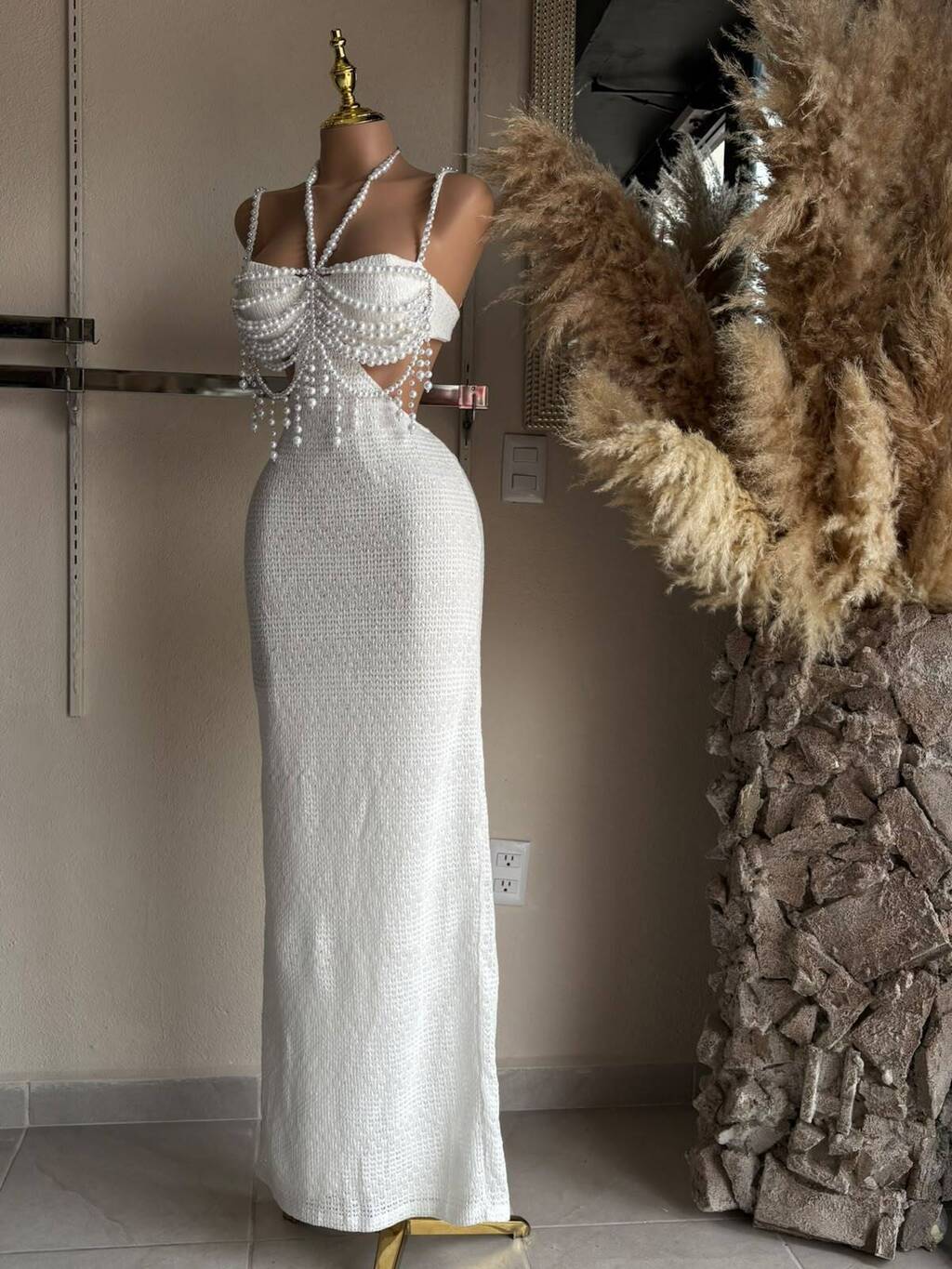 Vestido largo ivory con perlas detalle de aplicaciones