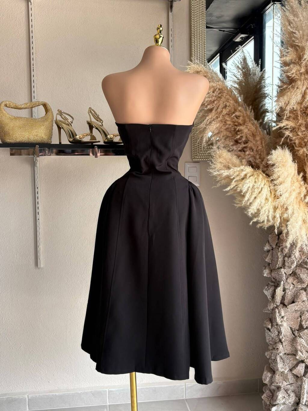Vestido strapless silueta princesa detalle de escote y tela