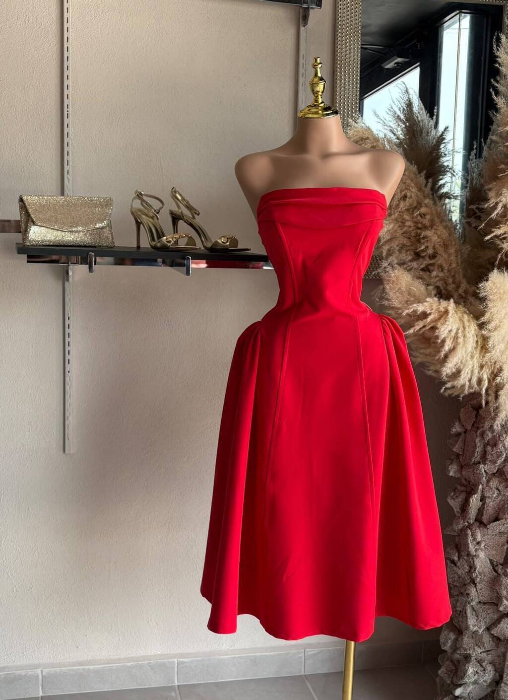 Vestido strapless rojo silueta princesa detalle de escote