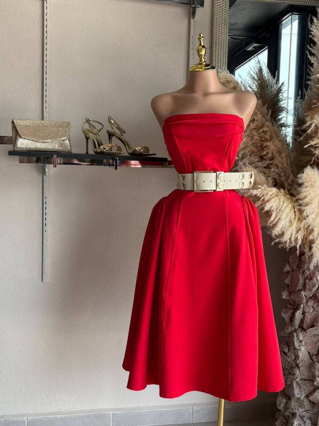 Vestido princesa rojo detalle de volumen en falda
