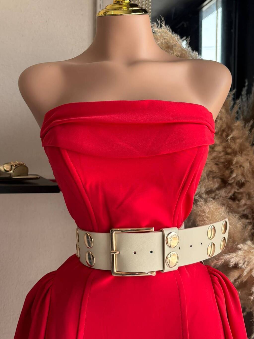 Vestido rojo princesa detalle de tela y estructura