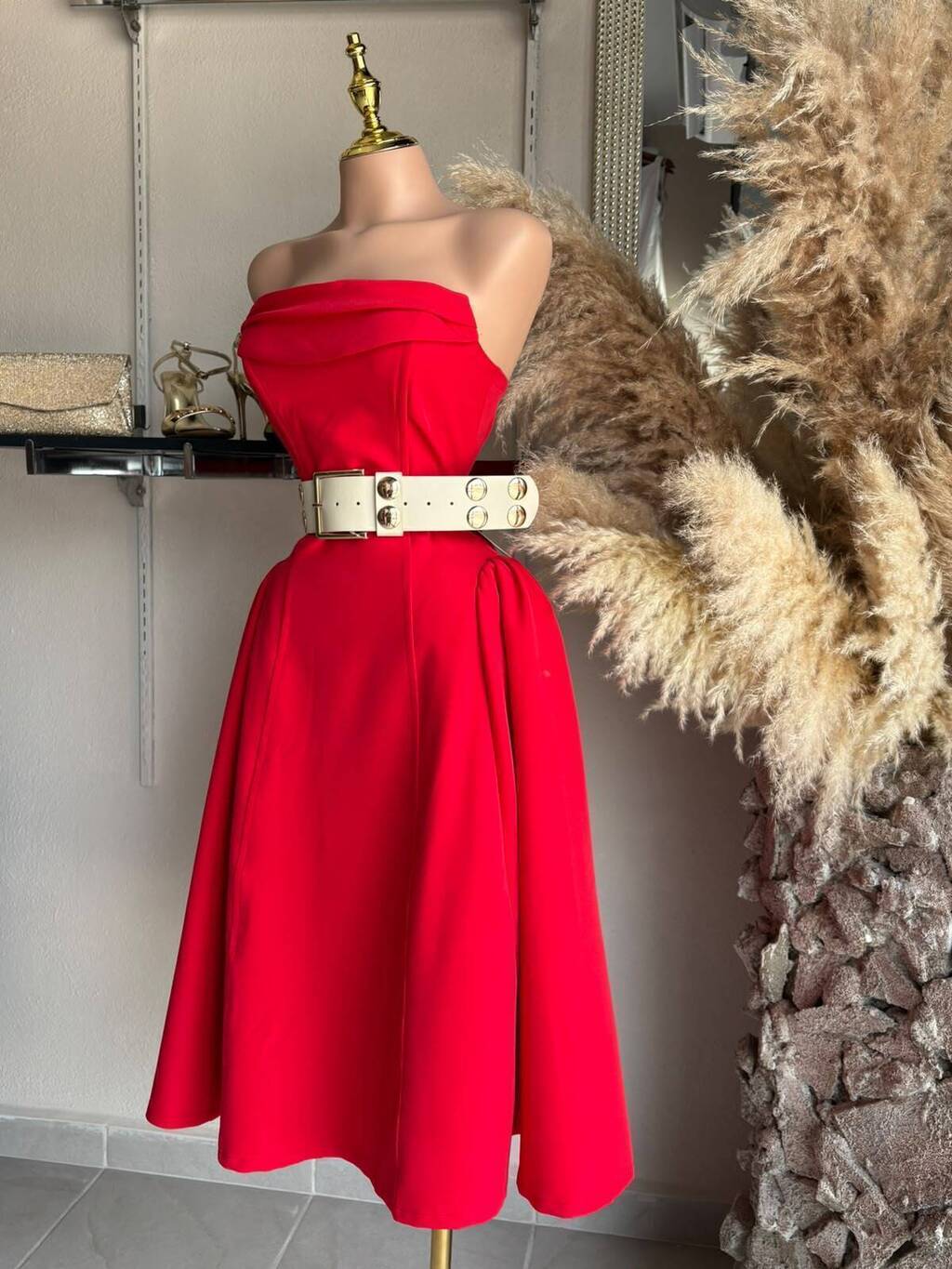 Vestido strapless rojo de gala silueta completa