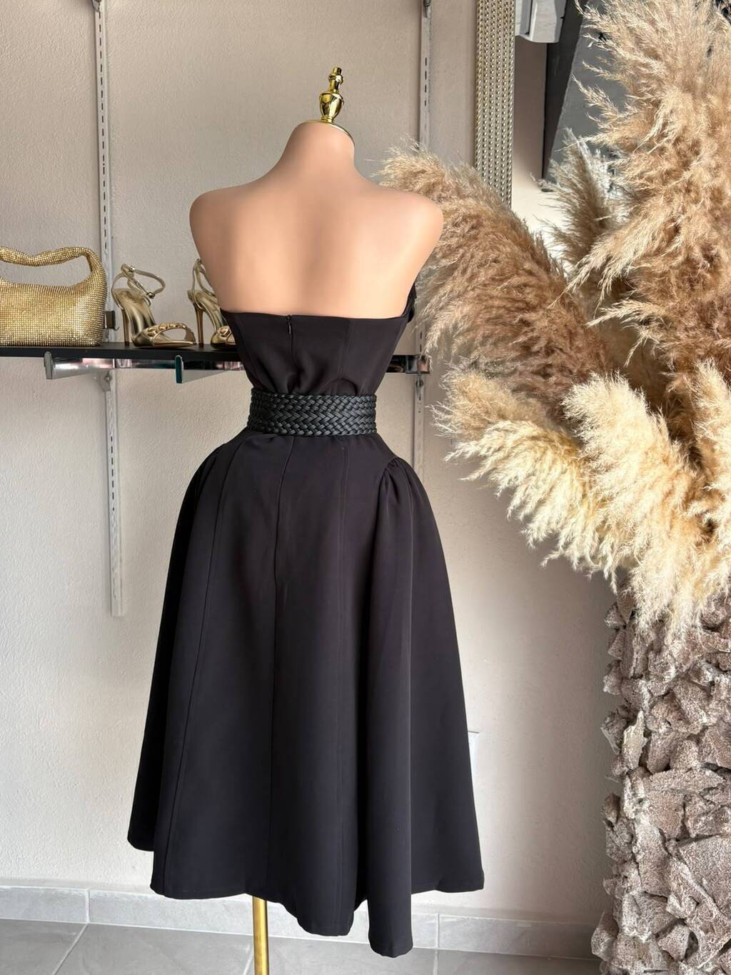 Vestido princesa sin tirantes detalle de volumen inferior