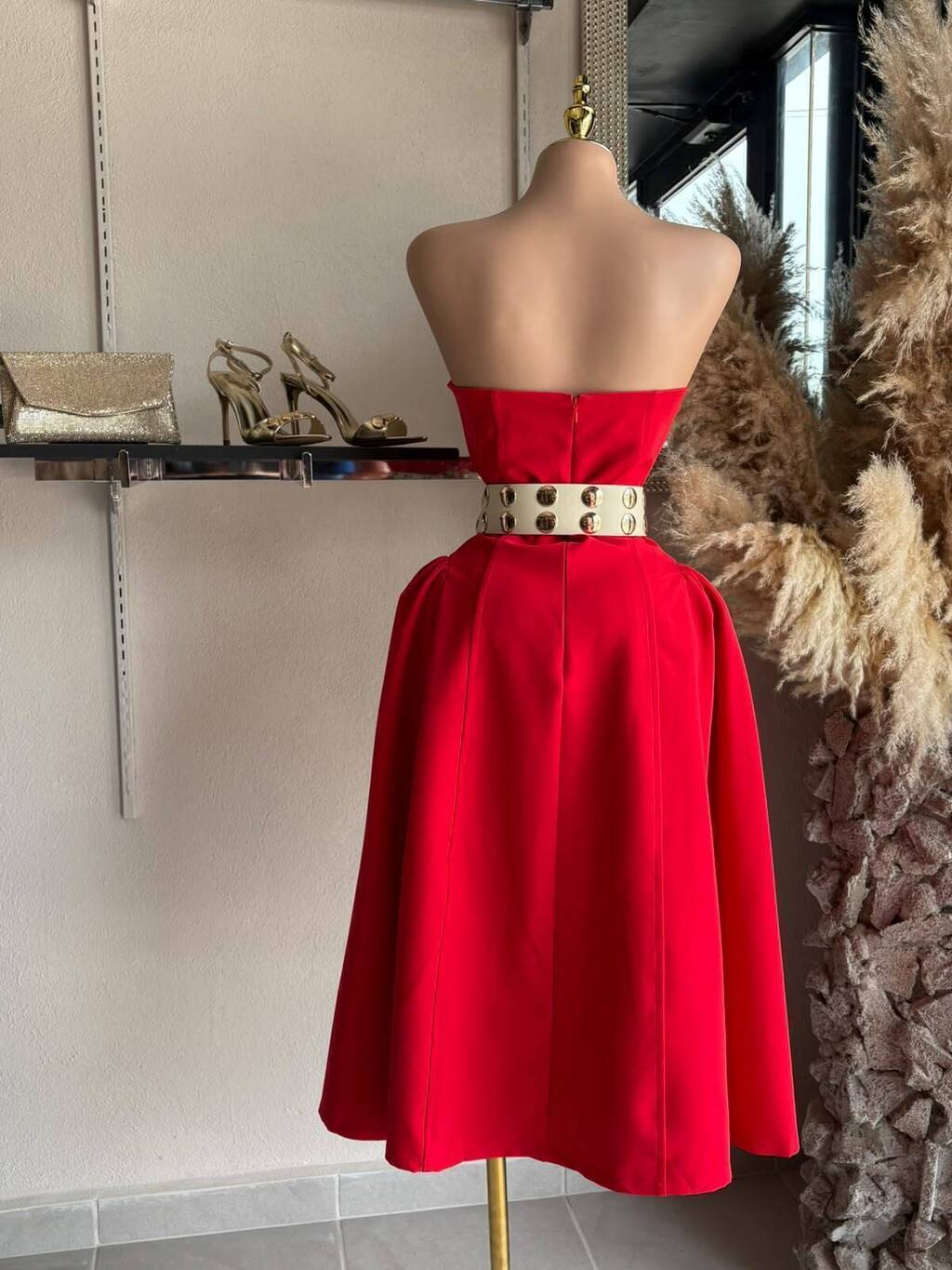 Vestido rojo strapless vista trasera con falda amplia