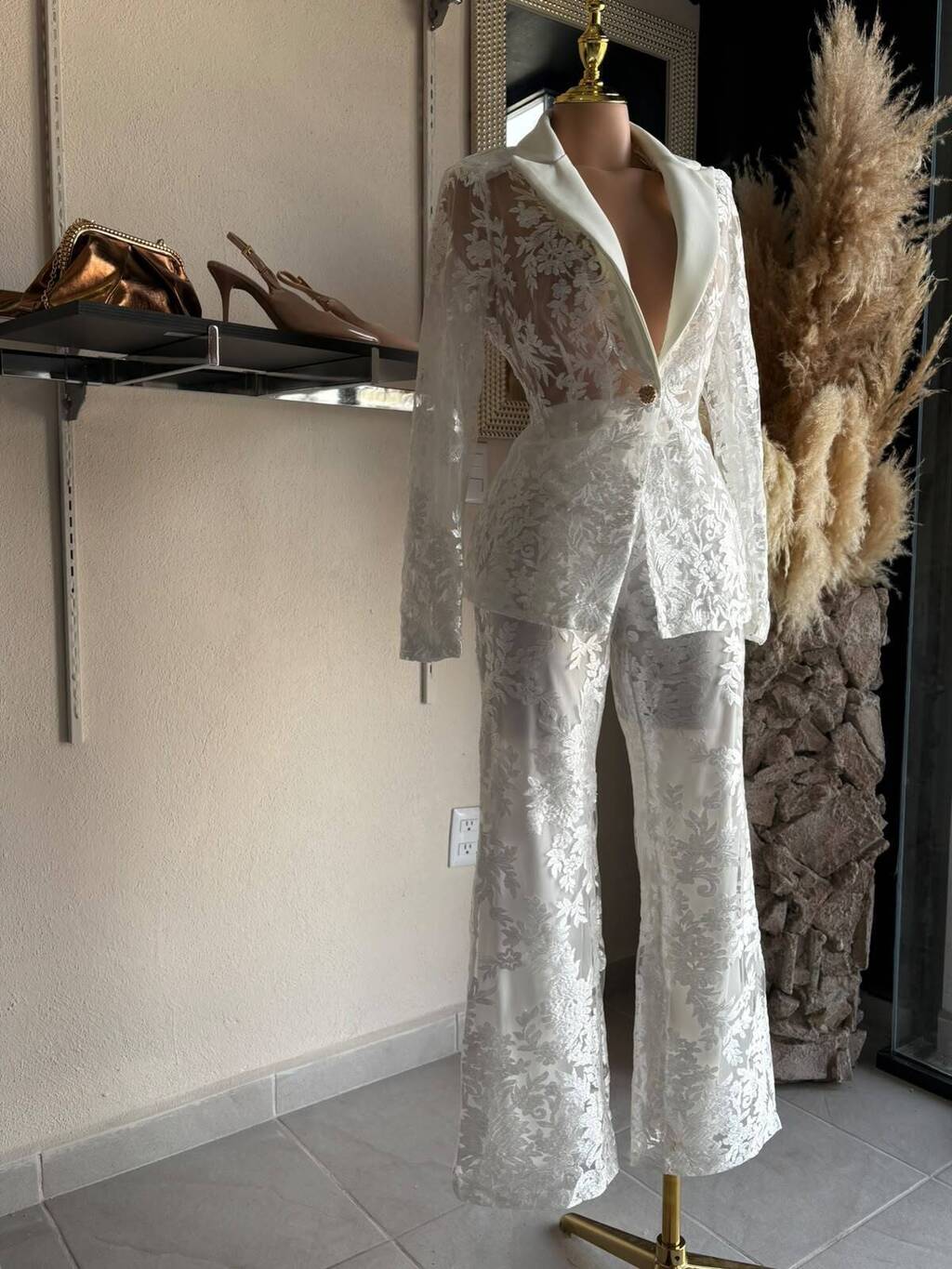 Set blanco elegante detalle de falda y acabado