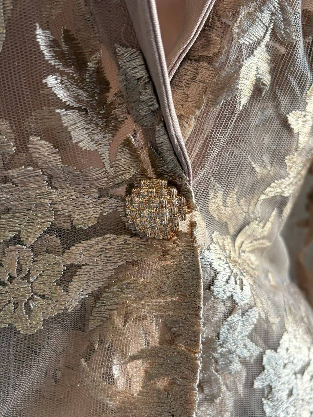 Set elegante dorado detalle de acabado metálico