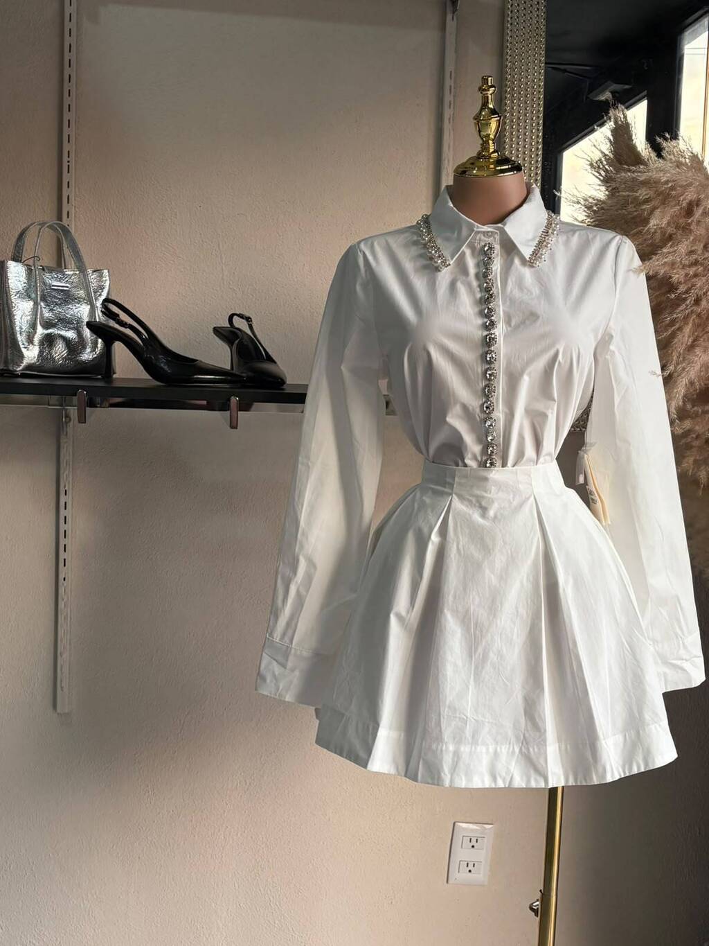 Set blanco con pedrería detalle de falda y acabado