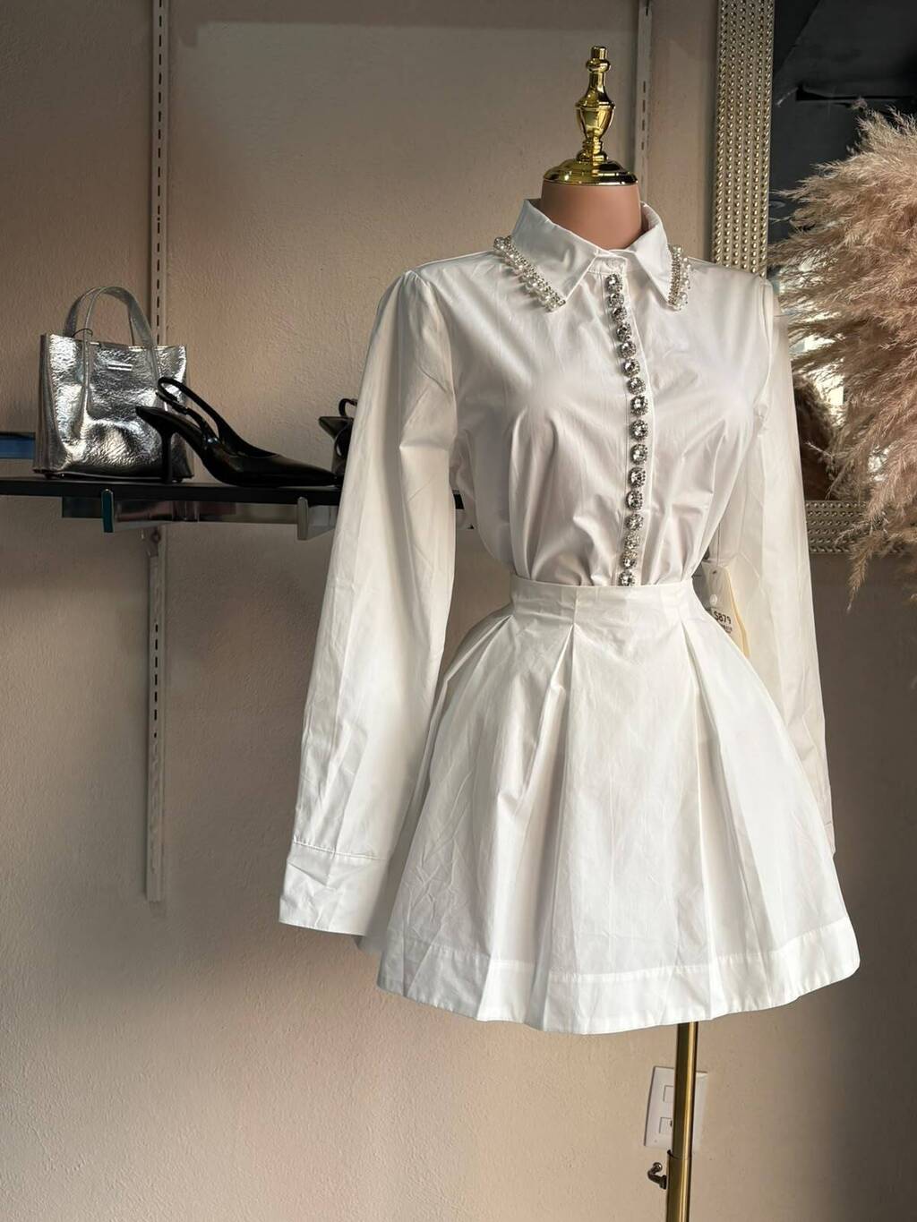 Set blanco con pedrería detalle de camisa MB Mayte Barrera