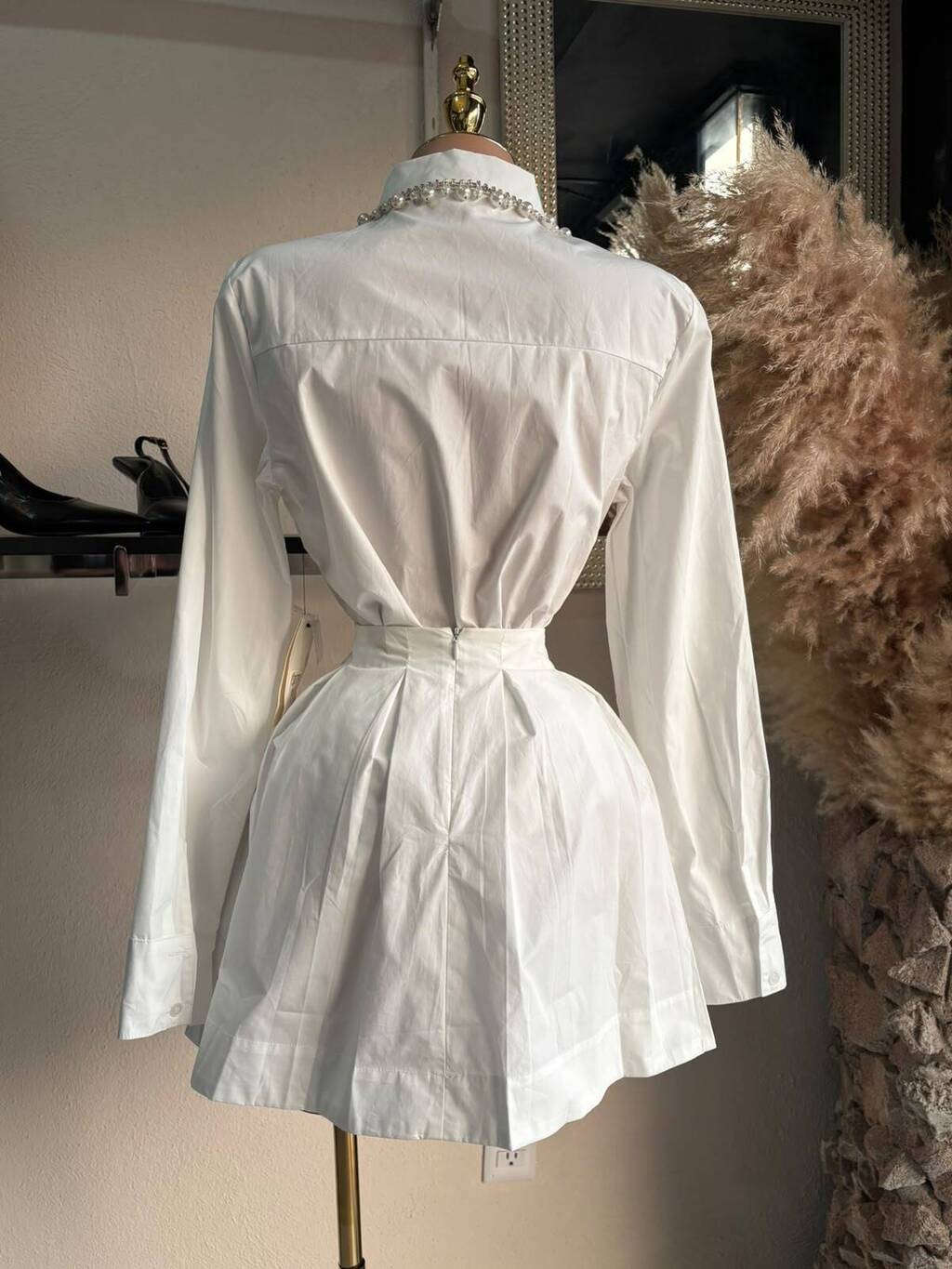 Conjunto blanco camisa y falda vista frontal completa