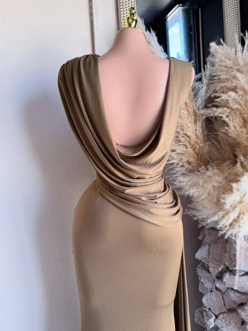 Vestido largo drapeado de noche vista frontal MB Mayte Barrera