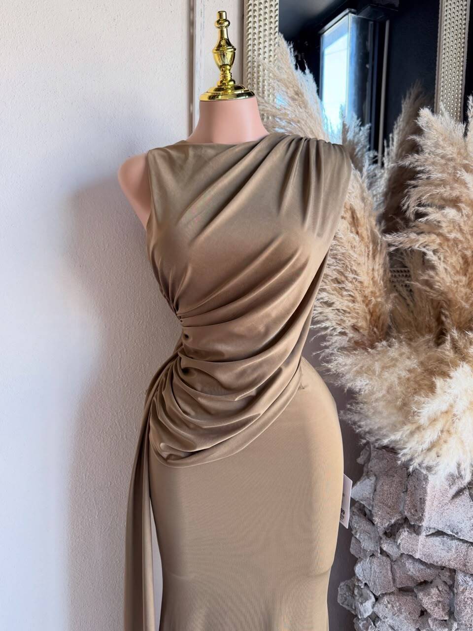 Vestido largo drapeado vista trasera MB Mayte Barrera