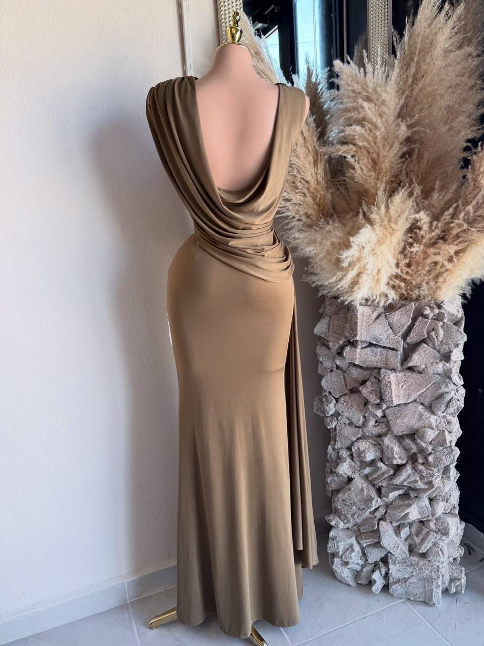 Vestido largo drapeado elegancia atemporal detalle lateral